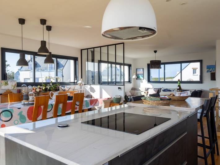 Villa 'Lumineuse Vue Mer 150m Plage' avec vue sur la mer, terrasse privée et Wi-Fi in Le Diben, Plougasnou