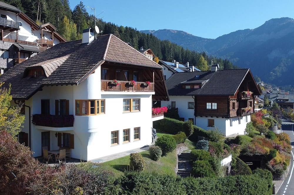 Apartamento entero, Comfortable attic room with panoramic view & balcony - free Wi-Fi  in Ortisei, Dolomiti Superski