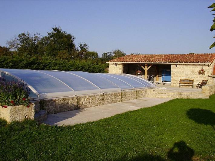 Gîte pour 2 personnes, avec piscine ainsi que terrasse et jardin en Charente-Maritime