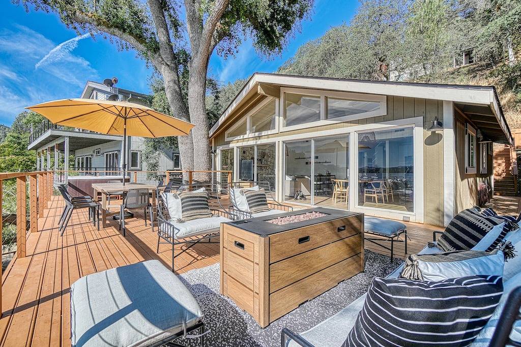 Romantic lakefront, hot tub under the stars, huge deck & private dock in California North Coast