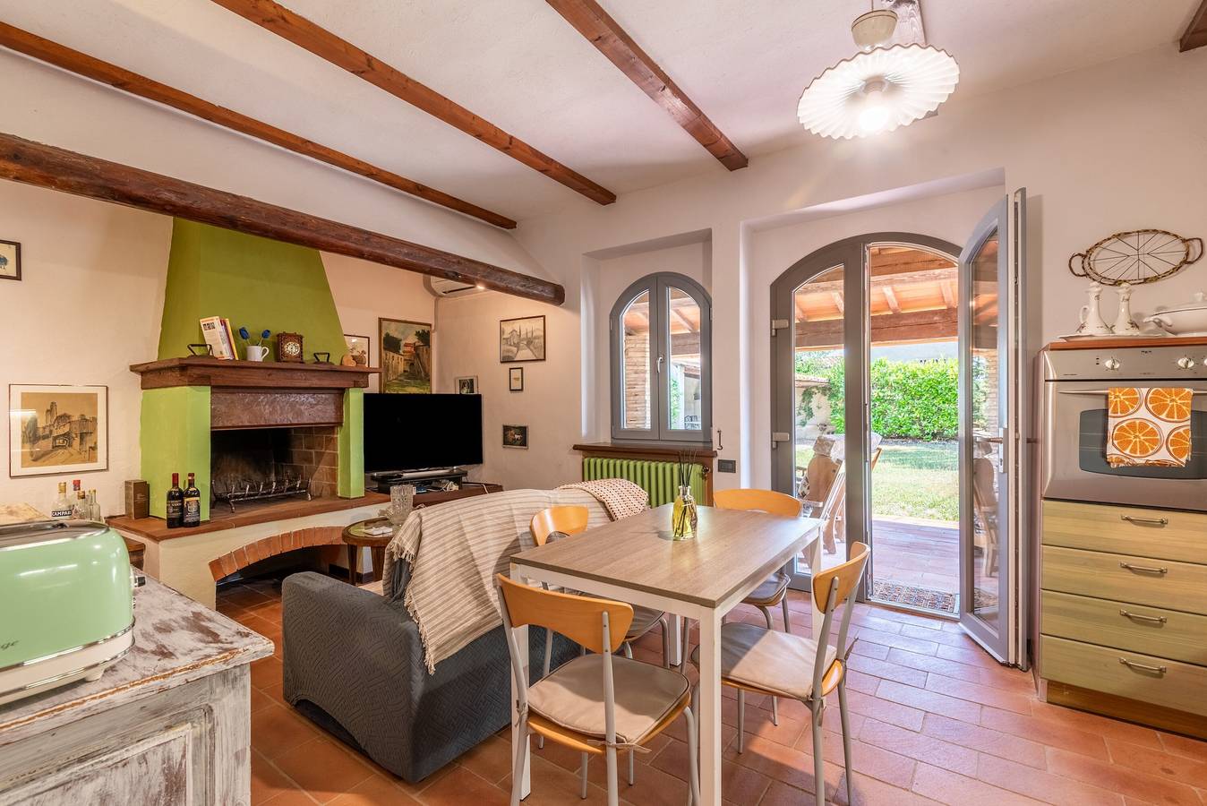 Apartment 'Volpe' with Private Pool, Wi-Fi, and Air Conditioning in San Gimignano, Siena Province
