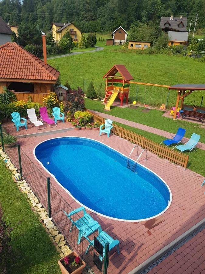 Ferienwohnung für 3 Personen, mit Terrasse und Garten sowie Kinderpool und Pool