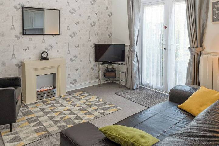 Log cabin for 2 people, with garden, with pets in Scarborough