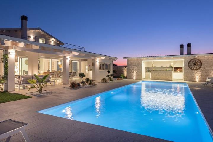 Glamping per 8 persone, con giardino e piscina in Sicilia