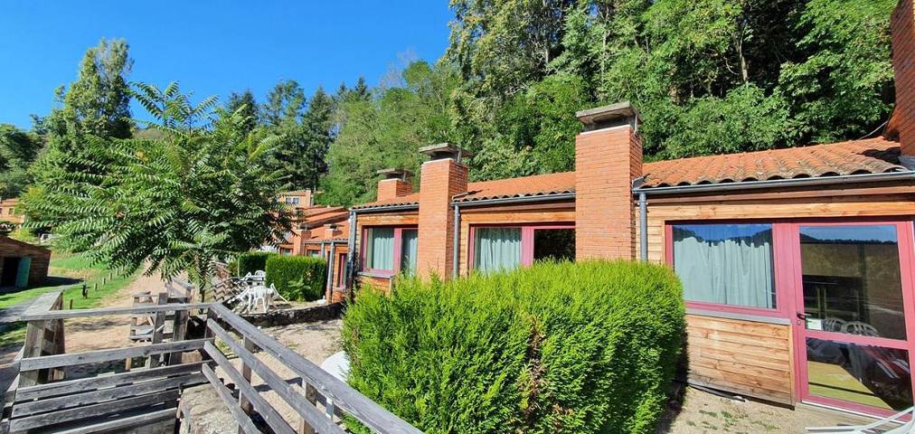 Location de vacances pour 2 personnes, avec vue et jardin ainsi que piscine et bassin pour enfant, animaux acceptés à Vorey - 2