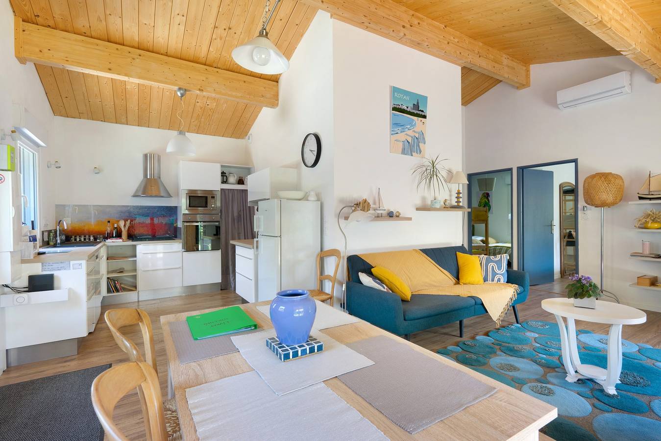 Maison de vacances en bois à la campagne avec terrasse privée, Wi-Fi et climatisation in Corme-Royal, Région de Saintes