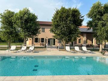 Gîte pour 2 personnes, avec piscine et bassin pour enfant ainsi que jardin et vue à San Donà di Piave