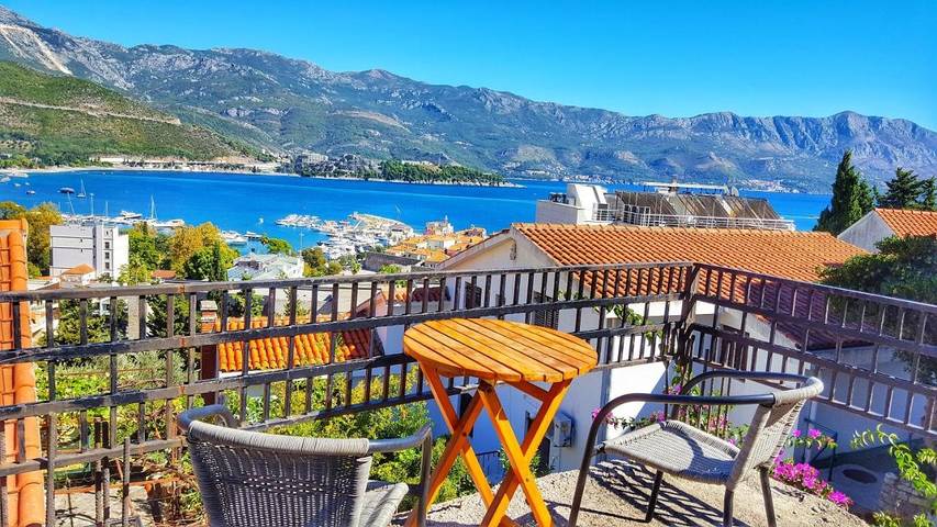 Apartament wakacyjny dla 3 osób, z ogród i widok oraz balkon w Budva