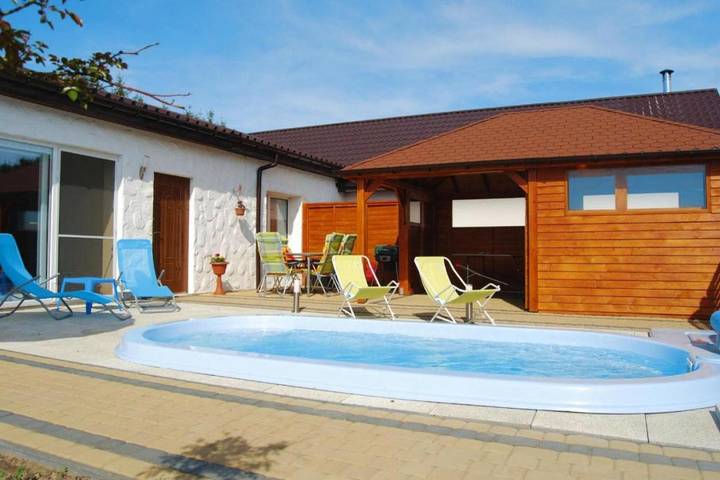 Ferienhaus für 16 Personen, mit Sauna und Pool sowie Whirlpool und Garten