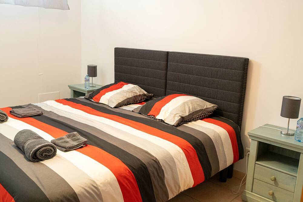 Entire apartment, Gîte Écureuil: Lower Villa 2 Bedrooms, Terrace, Parking in Velaux, Aix-en-Provence region