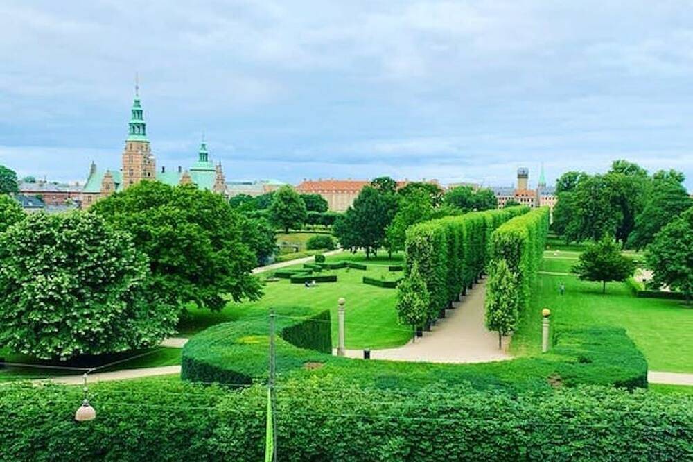 Entire apartment, Heart of Copenhagen - view to Kings Garden & access to Rooftop - total renovated in Copenhagen City, Copenhagen