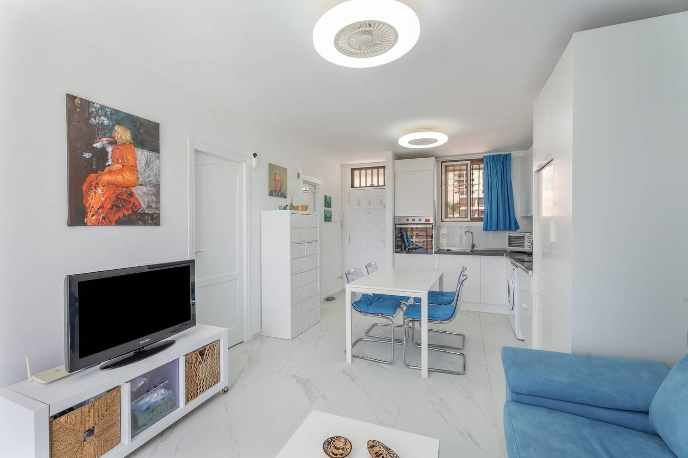 Hel leilighet, Vacation 'Feliz Playa Los Cristianos' with Sea View, Shared Pool and Wi-Fi in Los Cristianos, Arona