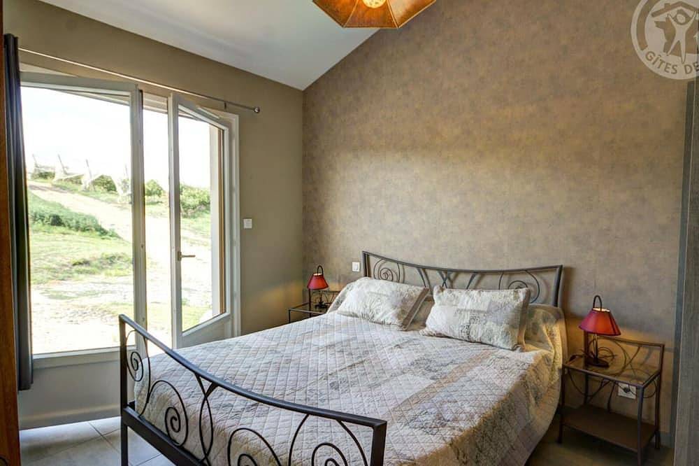 Gîte confortable à Genilac avec terrasse et jardin, idéal pour 2 personnes in Genilac, Parc Naturel Régional du Pilat
