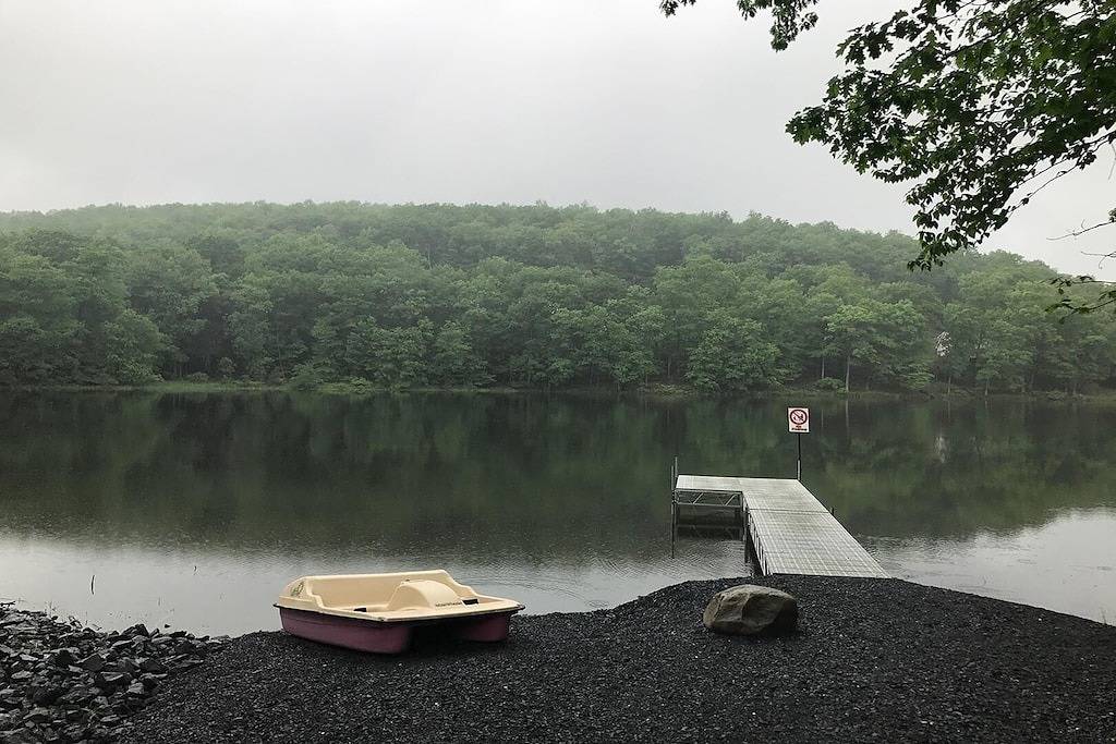 Mountain Cabin, Firepit + Fireplace, Free pool, gym, ski, water sports + more in Saw Creek, Pike County