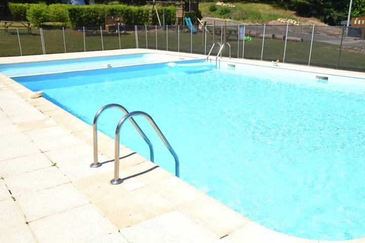 Location de vacances pour 3 personnes, avec vue et piscine ainsi que jardin et sauna, animaux acceptés à Saint-Sylvestre