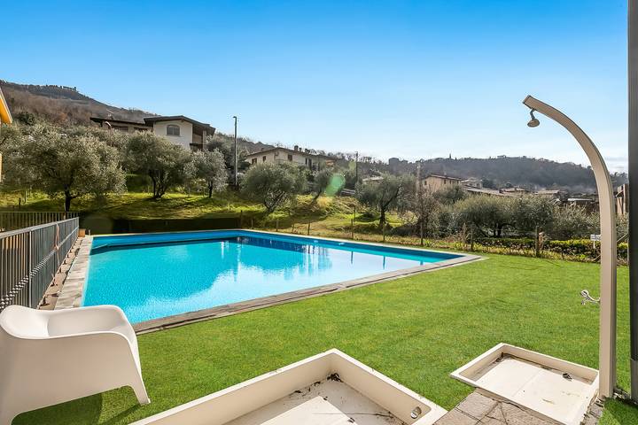 Gîte pour 4 personnes, avec terrasse et piscine, animaux acceptés à Monte Isola