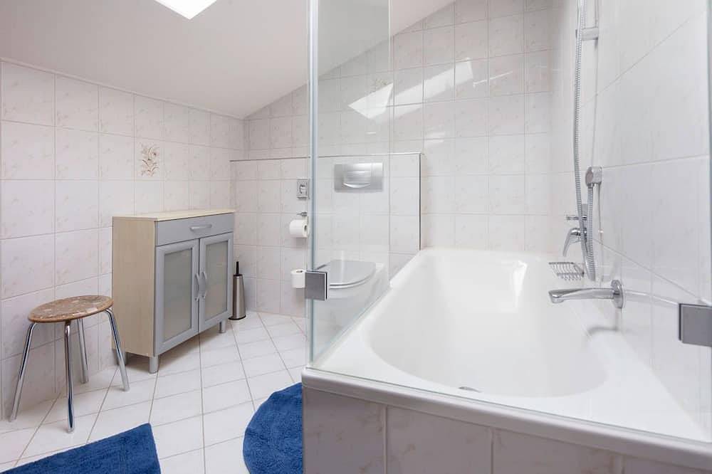 Entire apartment, Apartment 6 (App-Mansard) - Apartments Lohbinder (Fam. Holzer) in Rottach-Egern, Spitzingsee
