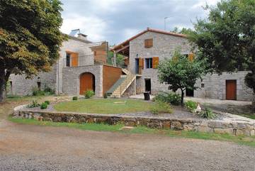 Gîte pour 10 personnes, avec jardin ainsi que piscine et balcon à Les Vans