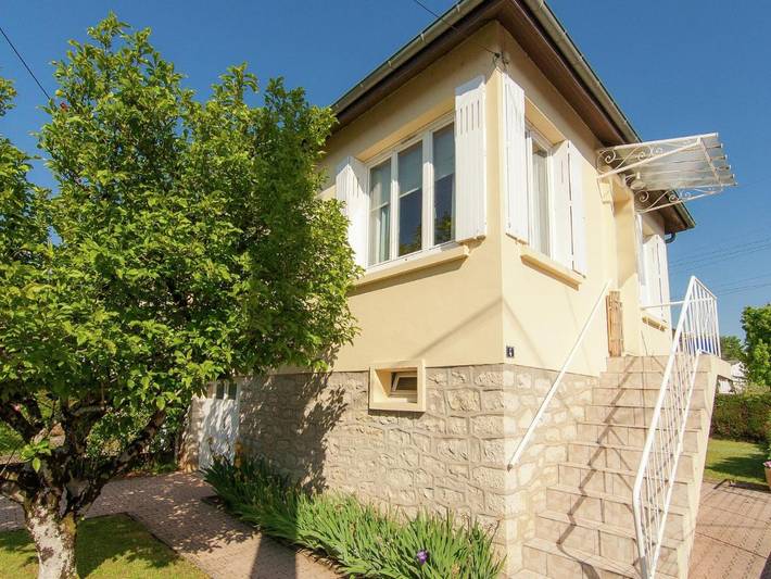 Location de vacances pour 4 personnes, avec piscine et jardin à Malemort-sur-Corrèze