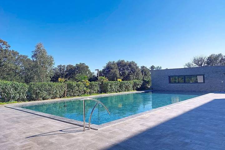 Gîte pour 8 personnes, avec piscine en Corse-du-Sud