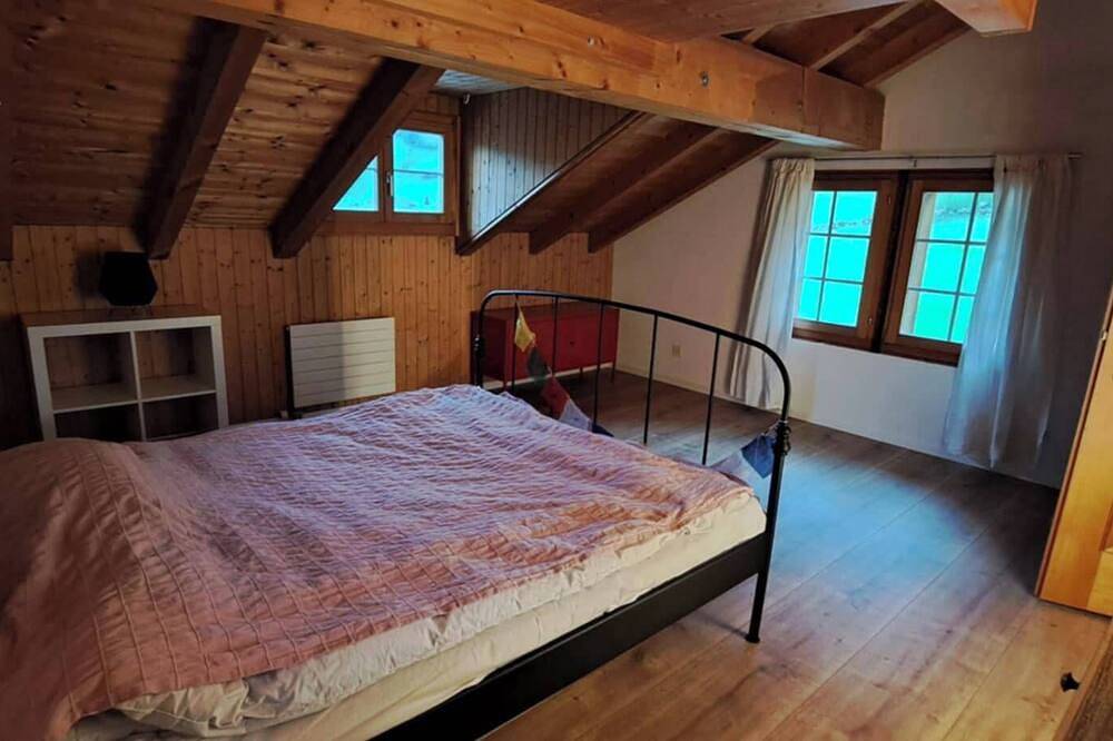 Alpine Chalet with Mountain Views & Tranquillity in Glarus Süd, Kanton Glarus