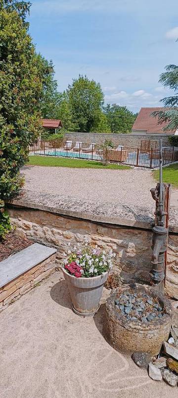 Hôtel pour 2 personnes, avec vue et piscine ainsi que jardin et terrasse, animaux acceptés à Poisson (homonymie)