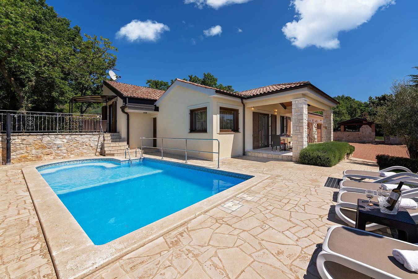 Einzigartige Villa mit Salzwasserpool, Panoramablick, Bikes, Trampolin, Tischtennis in Visignano (Općina), Istria centrale
