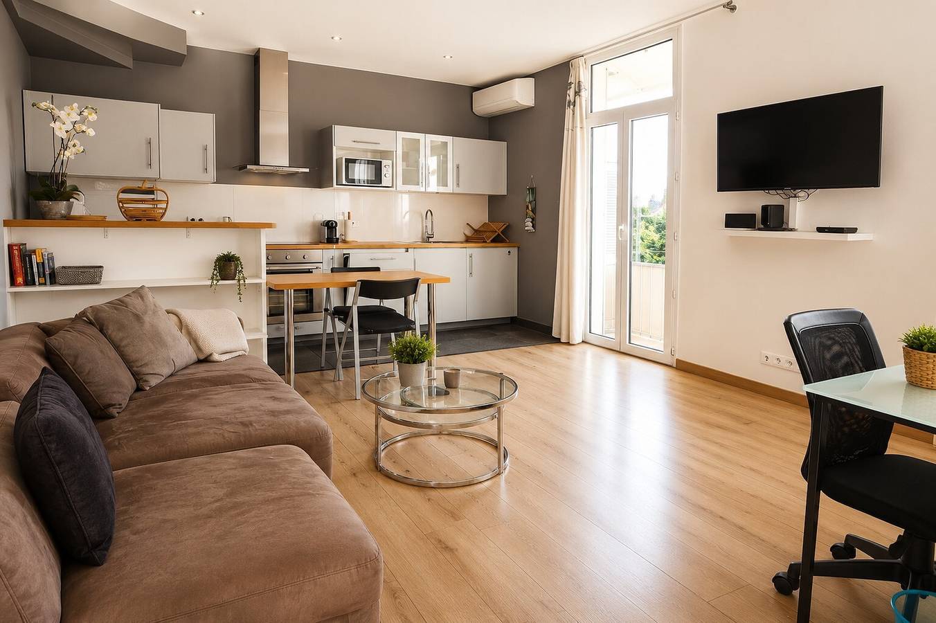 Geheel appartement, Licht 2-kamerappartement met airco en balkon in Oud-Antibes in Antibes, Middellandse Zeekust (Frankrijk)