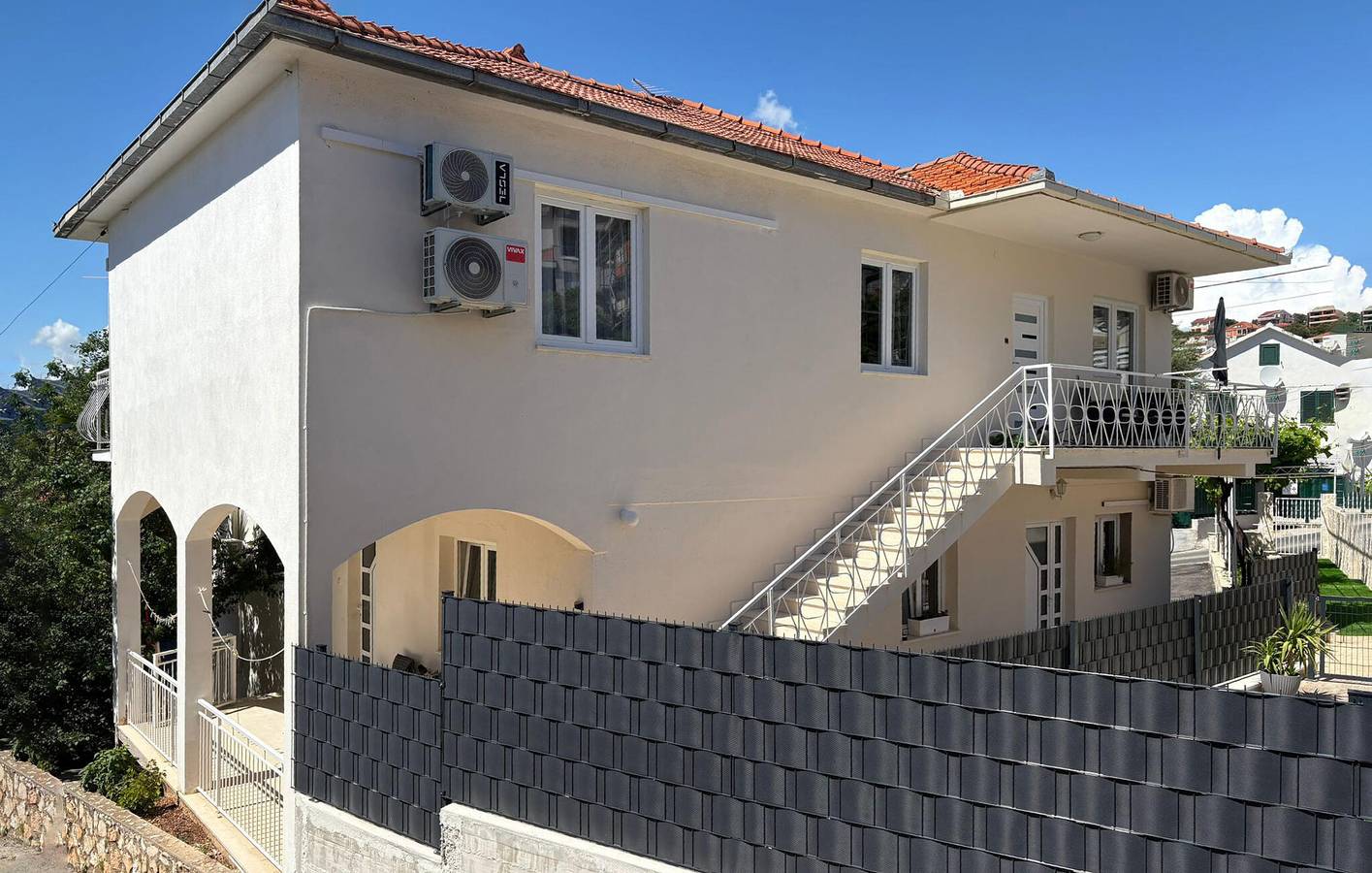 Appartement de vacances entier, Appartement avec vue panoramique, Wi-Fi, climatisation, cuisine et parking près de la plage in Okrug Gornji, Čiovo