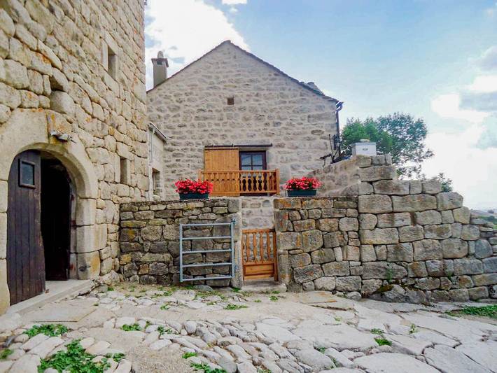 Gîte pour 2 personnes, avec Balcon et Terrasse ainsi que Jardin et Vue à Saint-Étienne-du-Valdonnez