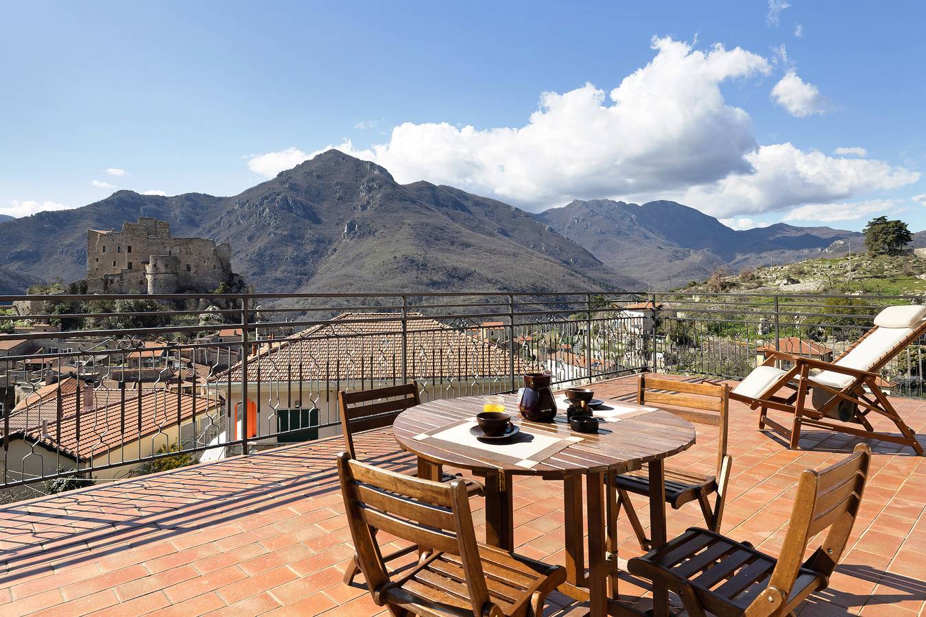 Geheel appartement, Appartement 'La Terrazza Del Tempo' met Uitzicht op de Bergen, Wifi en Airconditioning in Castelvecchio di Rocca Barbena, Riviera di Ponente