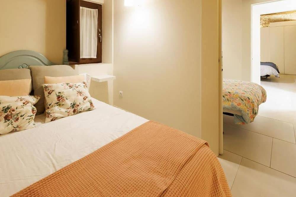 Entire apartment, Herreros Deluxe House (3 bedrooms) in Alcalá de Henares, Madrid Province