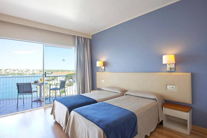 Hôtel pour 3 personnes, avec piscine ainsi que terrasse et jardin à Es Castell - 3