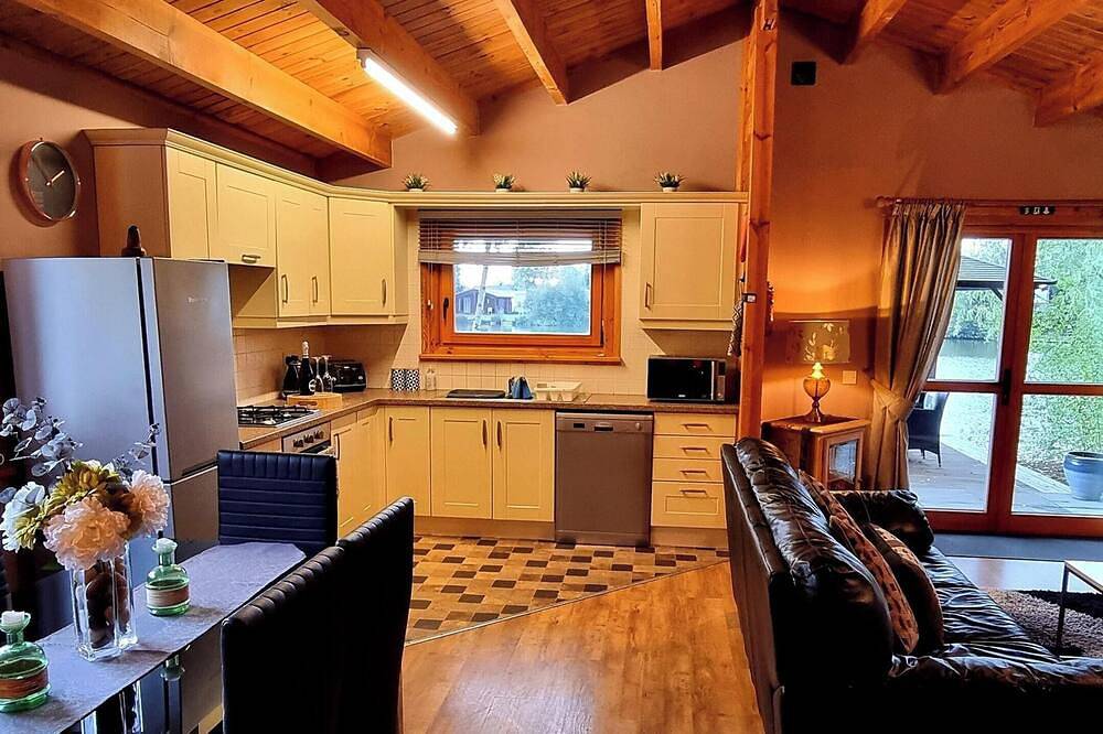 Elite Retreats 4U Ltd - Lakeside Hot Tub Log Cabin at Tattershall Lakes Park in Tattershall, Lincolnshire