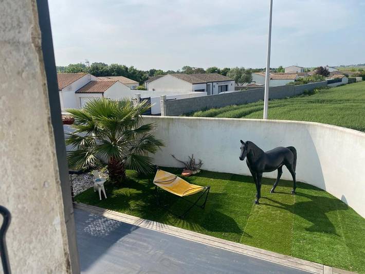 Gîte pour 2 personnes, avec terrasse ainsi que piscine et vue à Angliers - 3