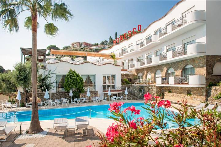 Hôtel pour 4 personnes, avec piscine ainsi que vue et jardin, animaux acceptés
