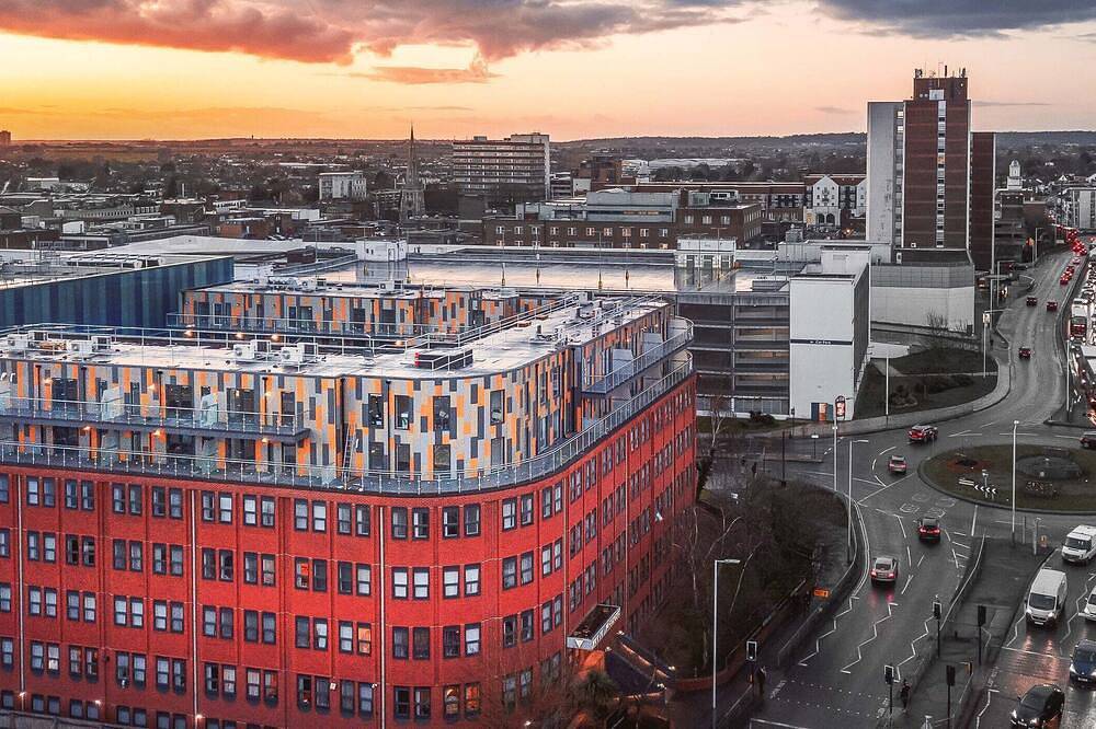 Apartamento entero, Attractive Cosy 2 Bedroom Penthouse with free Parking inside Romford Centre in Havering, Londres