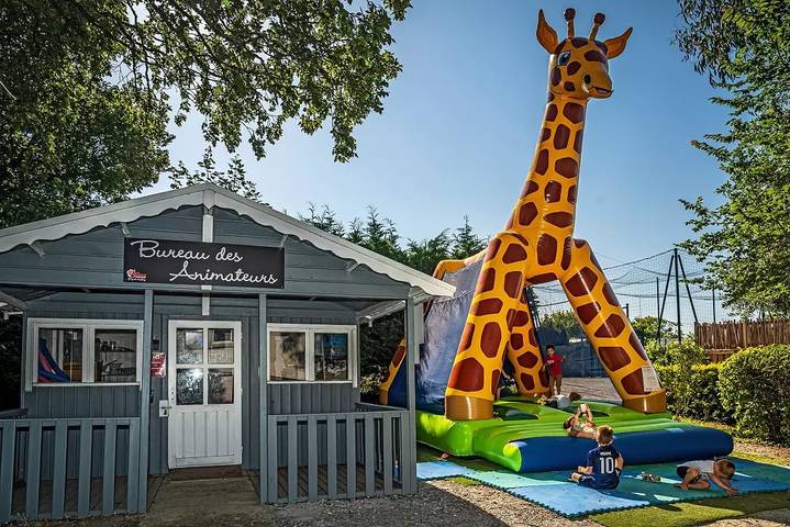 Mobil home pour 6 personnes, avec piscine et terrasse à Ambon - 4