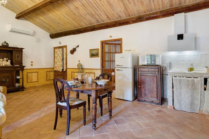 Ganze Wohnung, Gîtes in den Weinbergen Angelot – Mas Des Armouriers mit Pool in Violès, Vaucluse