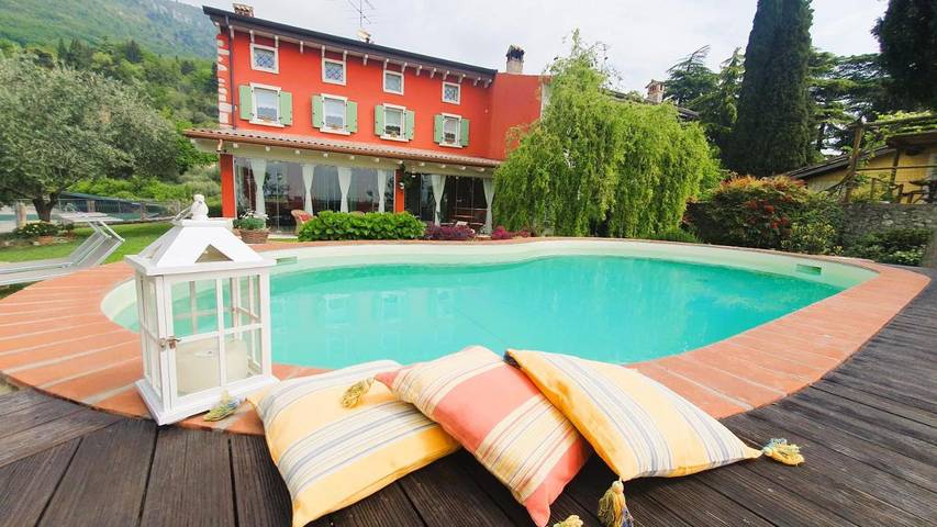 B&b per 2 persone, con piscina e giardino nonché panorama a Caprino Veronese