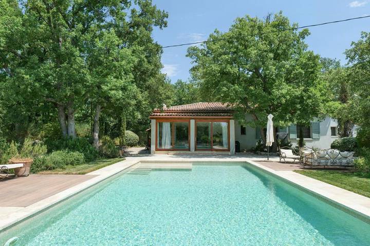 Location de vacances pour 10 personnes, avec terrasse et piscine à Ginasservis
