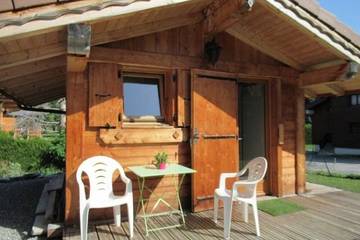 Gîte pour 2 personnes, avec terrasse et jardin dans Les Carroz