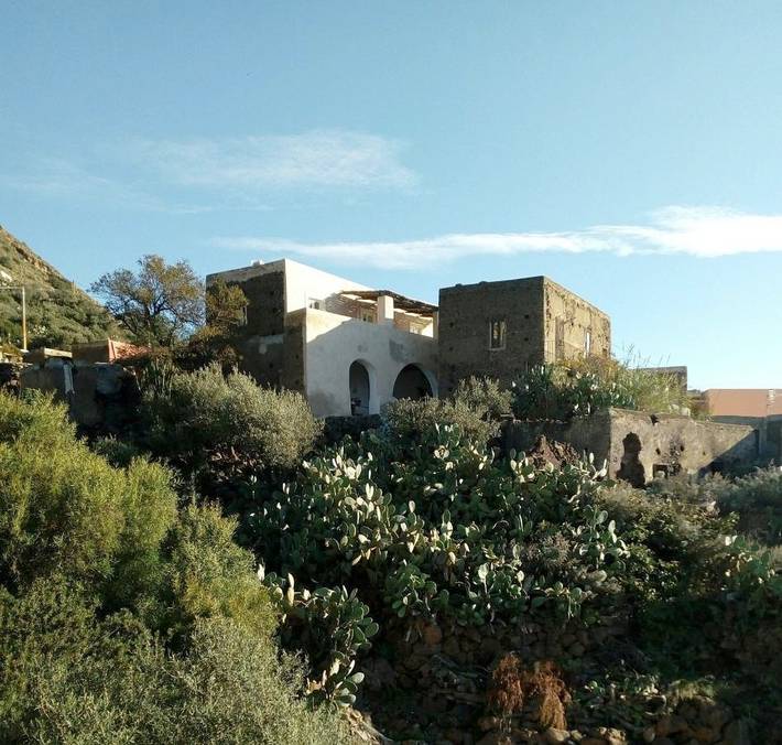 Cottage pour 5 personnes, avec jacuzzi et jardin dans Alicudi