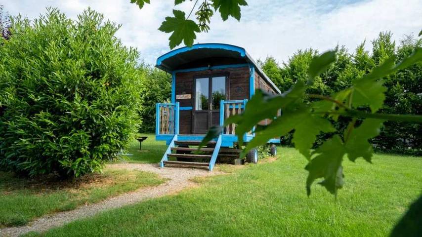Camping pour 5 personnes, avec sauna et terrasse, animaux acceptés en Corrèze