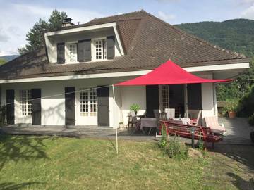 Location de vacances pour 2 personnes, avec vue ainsi que jardin et terrasse à Ugine