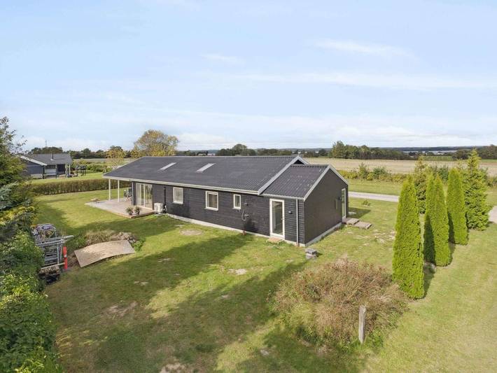 Ferieudlejning for 10 personer, med terrasse i Bogø