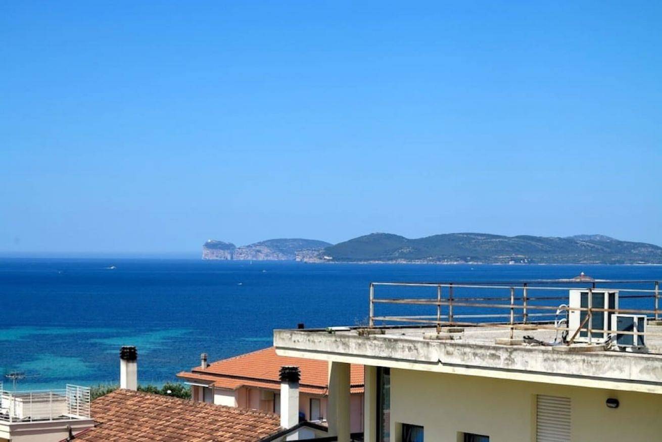 Appartamento intero, Alghero,  Attico Angela vista mare con grande veranda  vicino spiaggia, con 3 camere e 2 bagni in Lido San Giovanni, Alghero