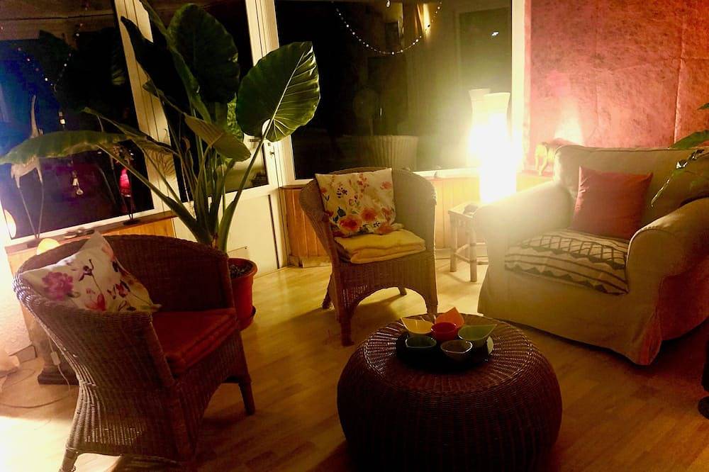 Bright artist's villa, private saltwater pool, large trees, enclosed grounds in Nîmes, Nimes region