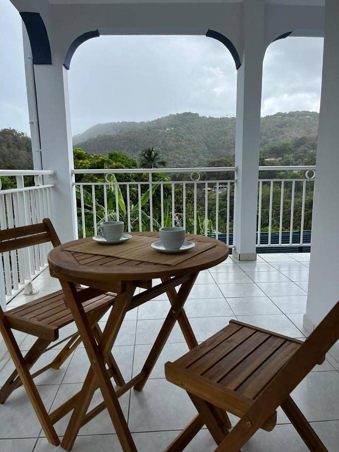 Appartement de vacances pour 6 personnes, avec vue ainsi que piscine et jardin