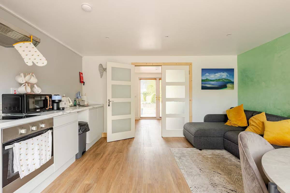 Entire holiday apartment, 1-Bed Cosy Country Retreat- Sleeps 5, Emerald Park in Rathoath, County Meath
